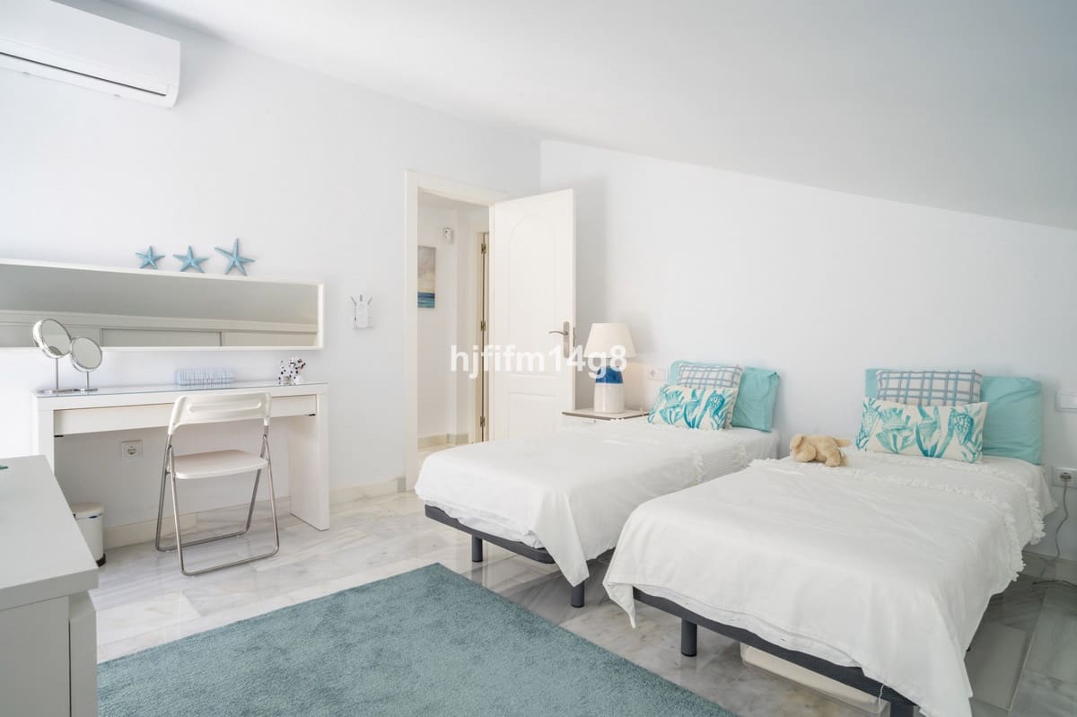 Chalet de 4 habitaciones en Nueva Andalucia en venta - 1.935.000 € (Ref: 9079701)