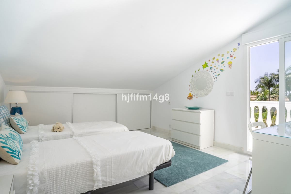 Chalet de 4 habitaciones en Nueva Andalucia en venta - 1.935.000 € (Ref: 9079701)