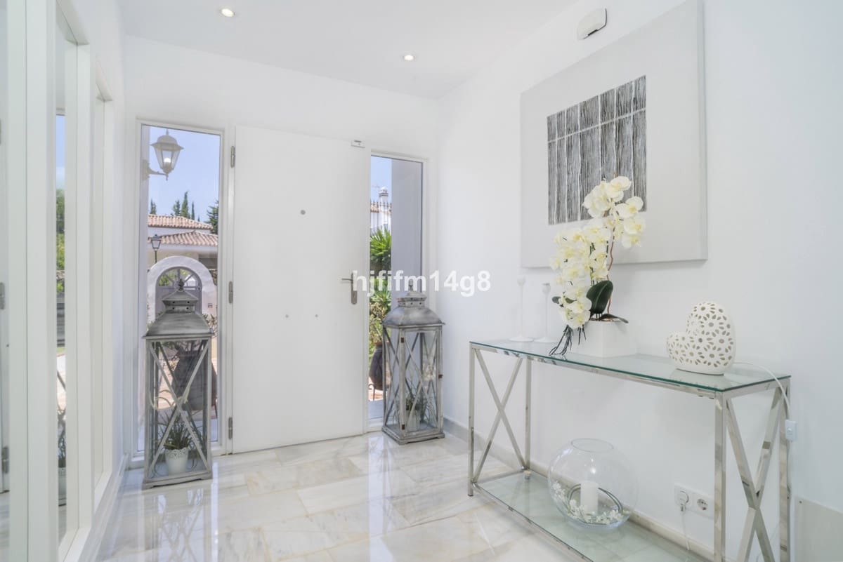 Chalet de 4 habitaciones en Nueva Andalucia en venta - 1.935.000 € (Ref: 9079701)