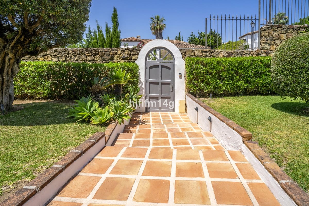 Chalet de 4 habitaciones en Nueva Andalucia en venta - 1.935.000 € (Ref: 9079701)