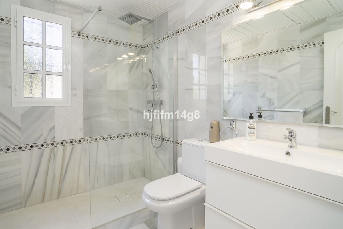 Chalet de 4 habitaciones en Nueva Andalucia en venta - 1.935.000 € (Ref: 9079701)