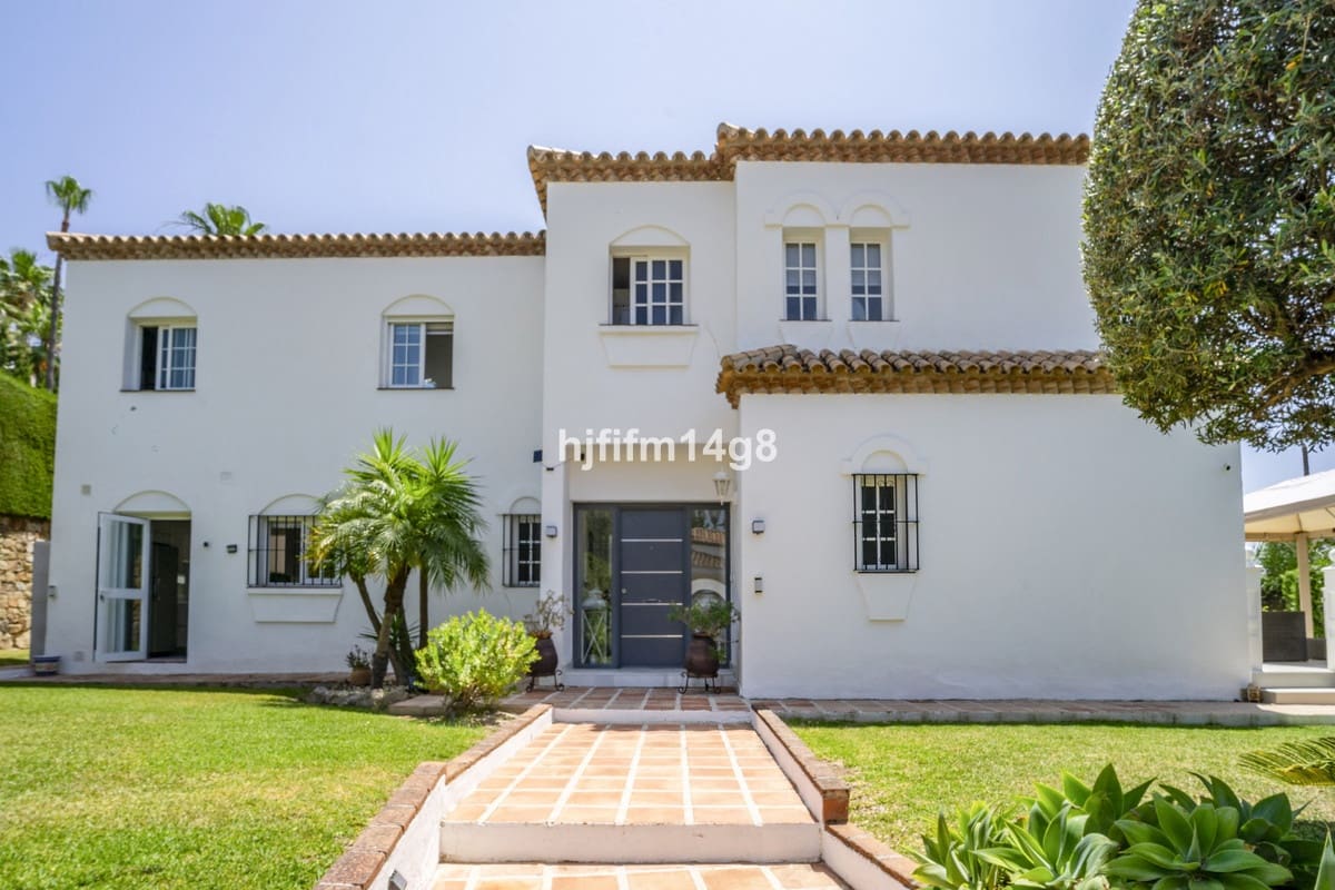 Chalet de 4 habitaciones en Nueva Andalucia en venta - 1.935.000 € (Ref: 9079701)