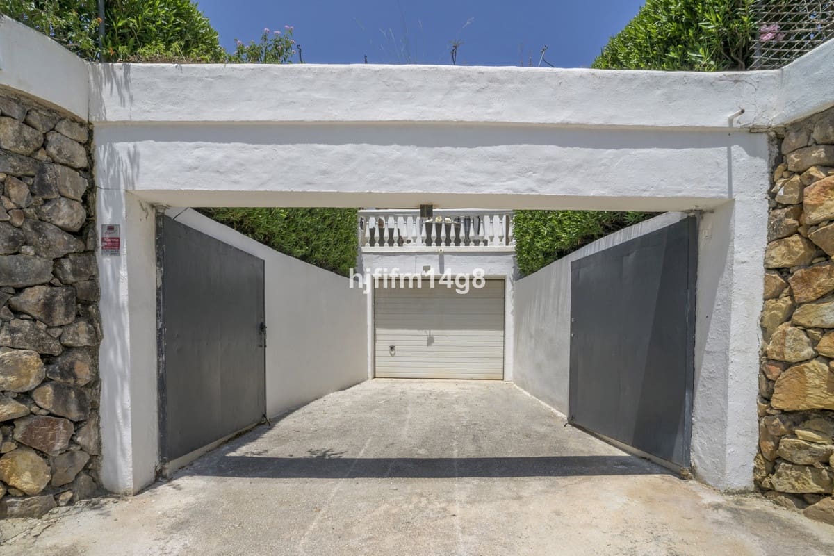 Chalet de 4 habitaciones en Nueva Andalucia en venta - 1.935.000 € (Ref: 9079701)