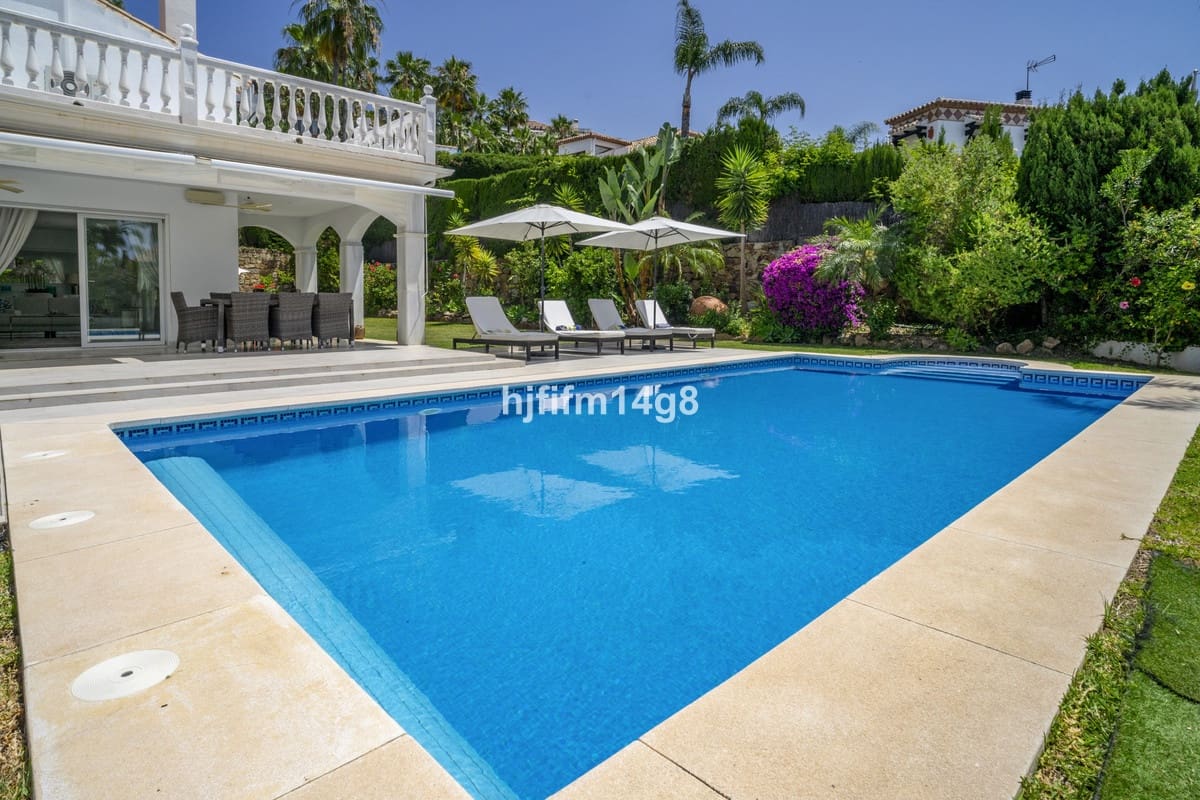 Chalet de 4 habitaciones en Nueva Andalucia en venta - 1.935.000 € (Ref: 9079701)