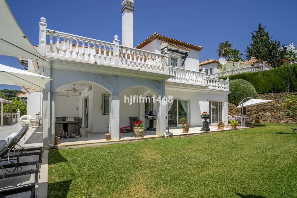 Chalet de 4 habitaciones en Nueva Andalucia en venta - 1.935.000 € (Ref: 9079701)