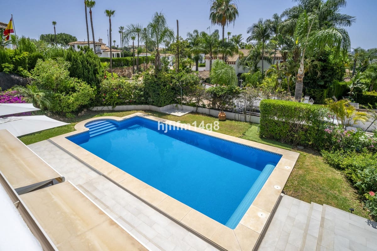 Chalet de 4 habitaciones en Nueva Andalucia en venta - 1.935.000 € (Ref: 9079701)