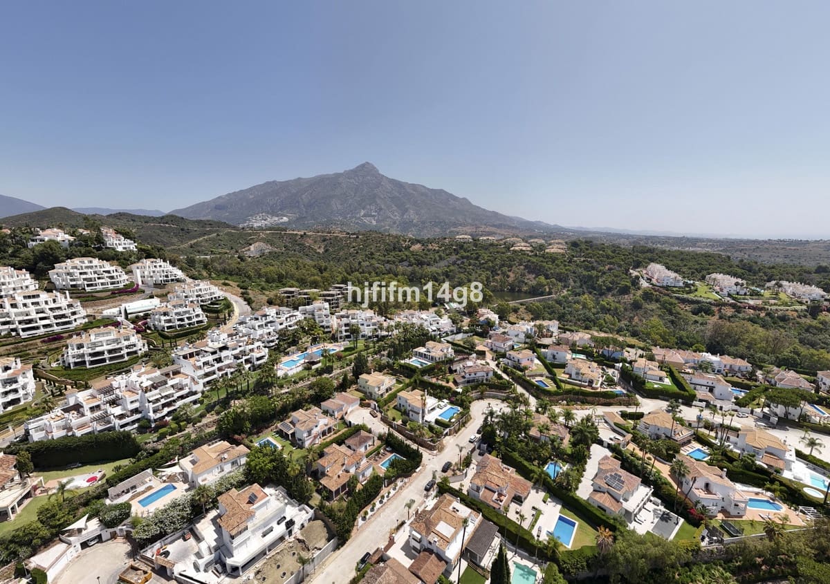 Chalet de 4 habitaciones en Nueva Andalucia en venta - 1.935.000 € (Ref: 9079701)