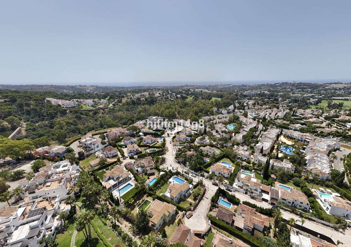 Chalet de 4 habitaciones en Nueva Andalucia en venta - 1.935.000 € (Ref: 9079701)