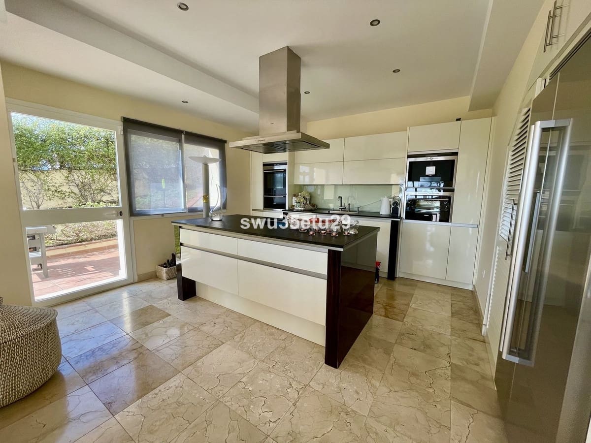 3 soverom Villa til salgs i Istan med garasje - € 1 350 000 (Ref: 9079702)