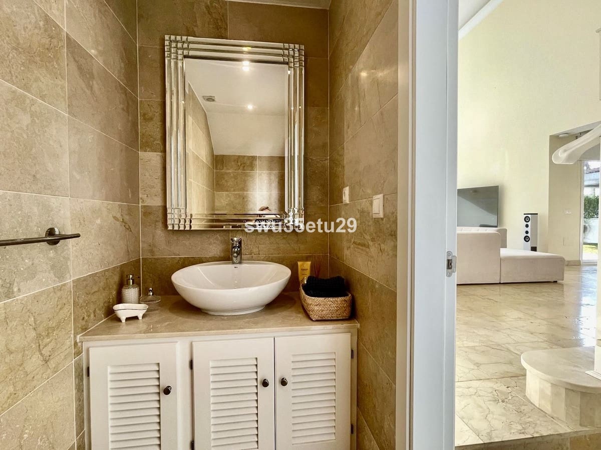 3 soverom Villa til salgs i Istan med garasje - € 1 350 000 (Ref: 9079702)