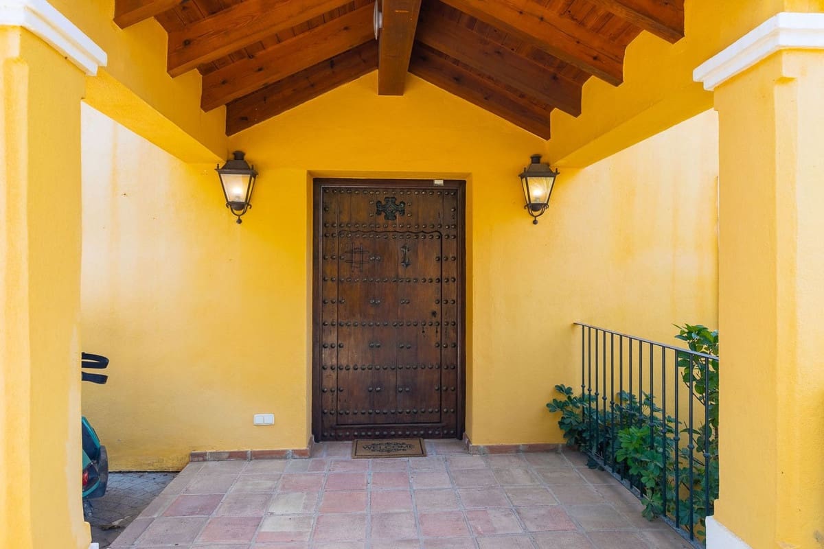 5 bedroom Villa for sale in Benahavis with garage - € 1,875,000 (Ref: 9079704)