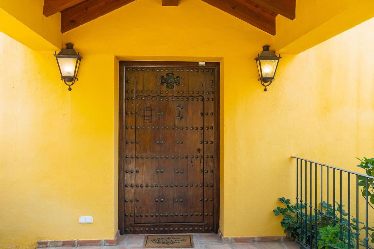 5 bedroom Villa for sale in Benahavis with garage - € 1,875,000 (Ref: 9079704)