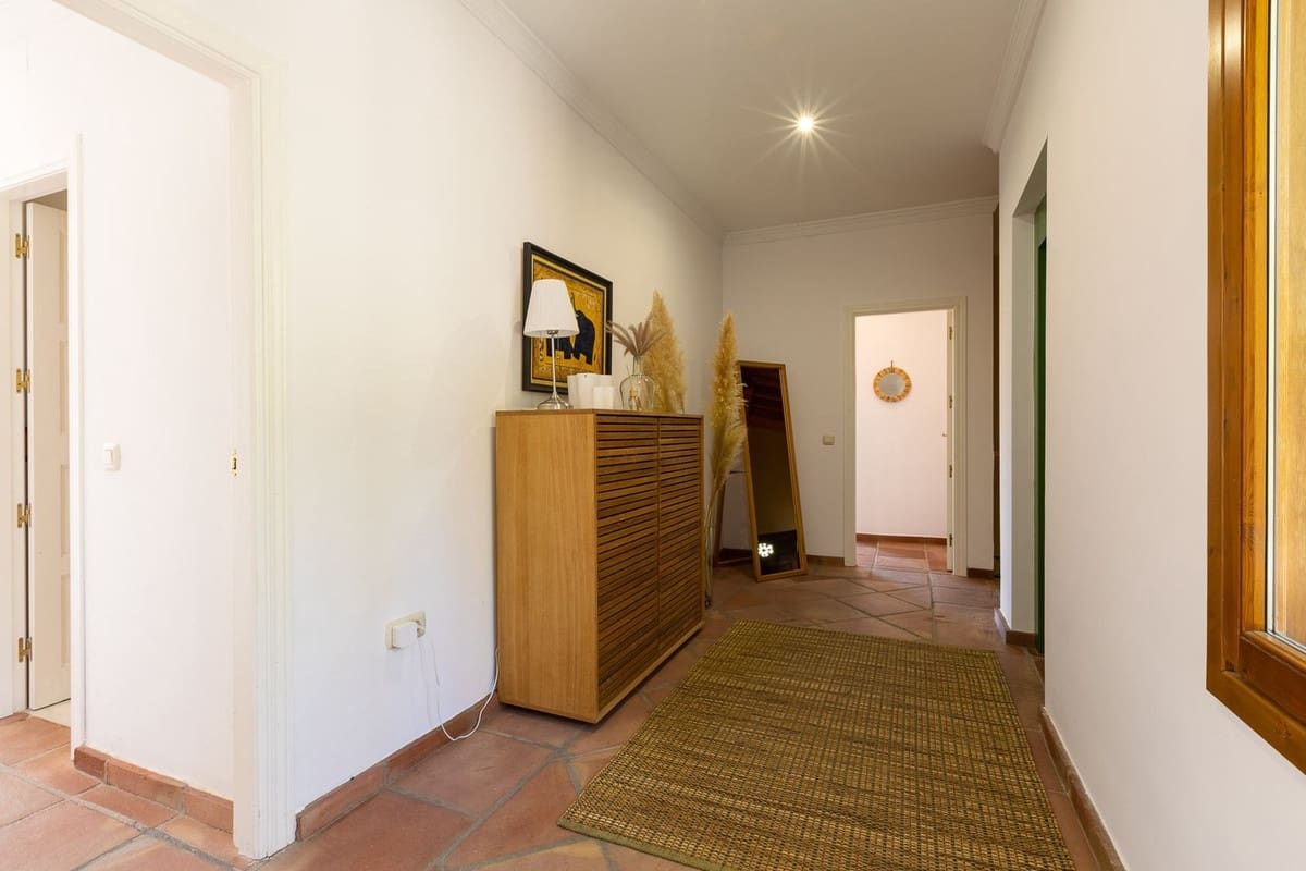 5 bedroom Villa for sale in Benahavis with garage - € 1,875,000 (Ref: 9079704)