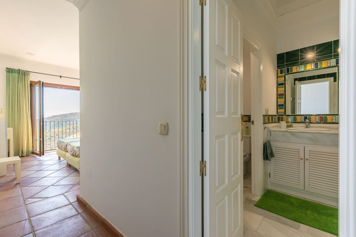 5 bedroom Villa for sale in Benahavis with garage - € 1,875,000 (Ref: 9079704)