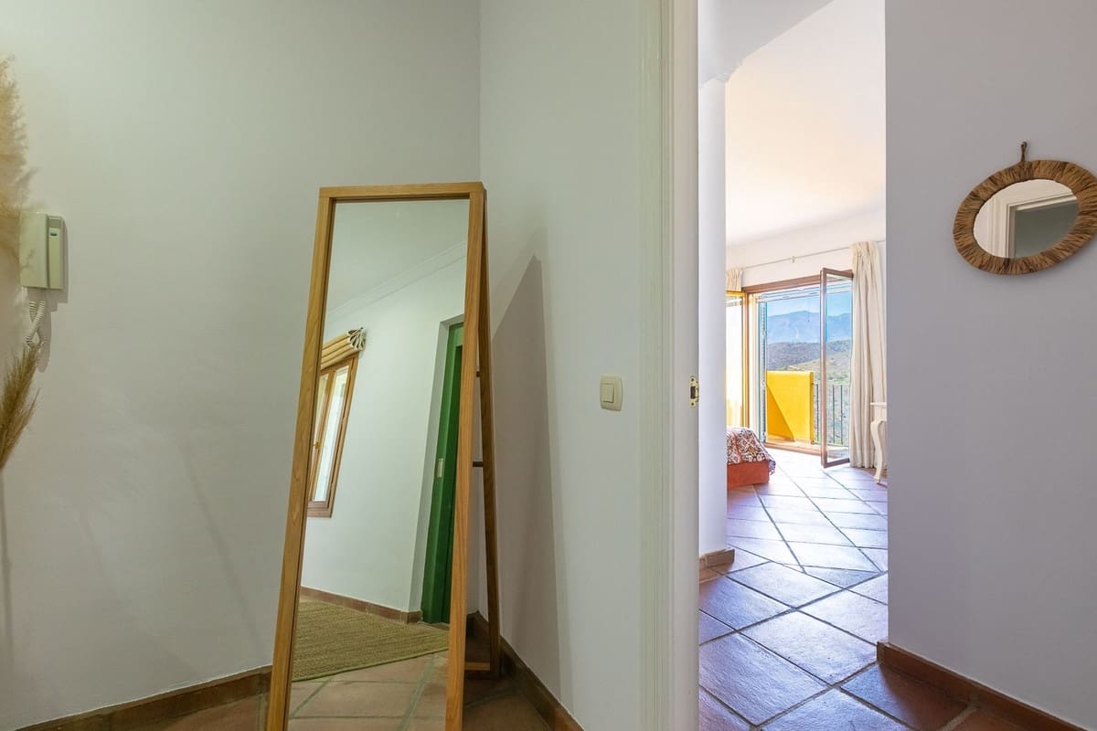 5 bedroom Villa for sale in Benahavis with garage - € 1,875,000 (Ref: 9079704)