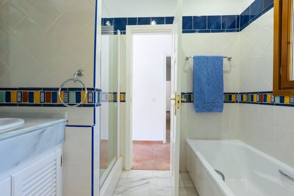 5 bedroom Villa for sale in Benahavis with garage - € 1,875,000 (Ref: 9079704)