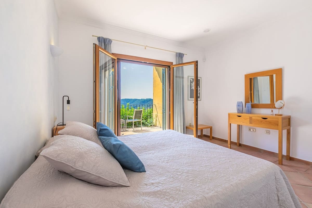 5 bedroom Villa for sale in Benahavis with garage - € 1,875,000 (Ref: 9079704)