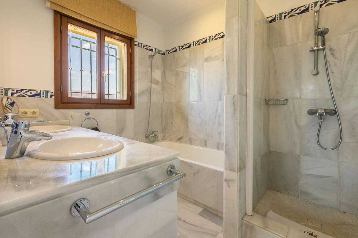 5 bedroom Villa for sale in Benahavis with garage - € 1,875,000 (Ref: 9079704)