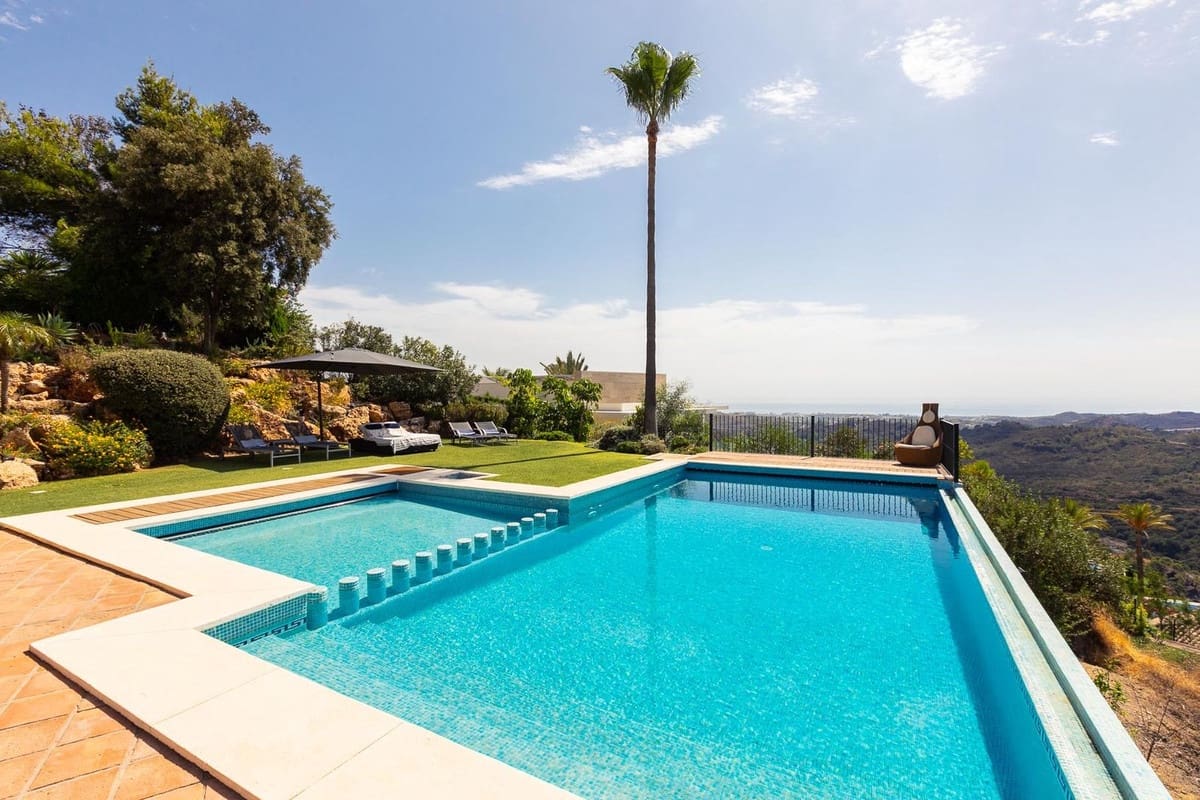 5 bedroom Villa for sale in Benahavis with garage - € 1,875,000 (Ref: 9079704)