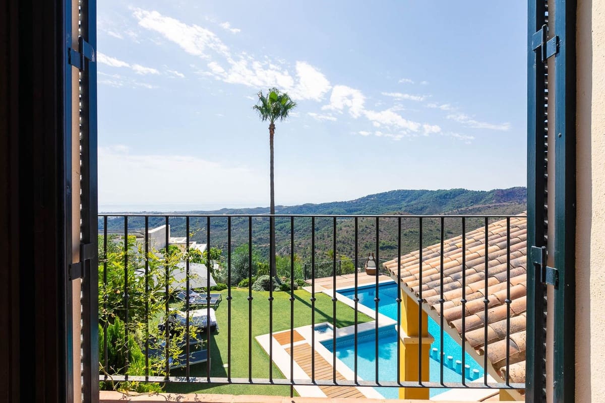 5 bedroom Villa for sale in Benahavis with garage - € 1,875,000 (Ref: 9079704)