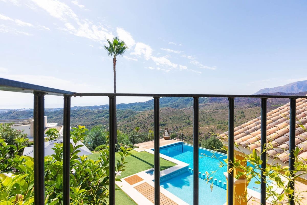 5 bedroom Villa for sale in Benahavis with garage - € 1,875,000 (Ref: 9079704)