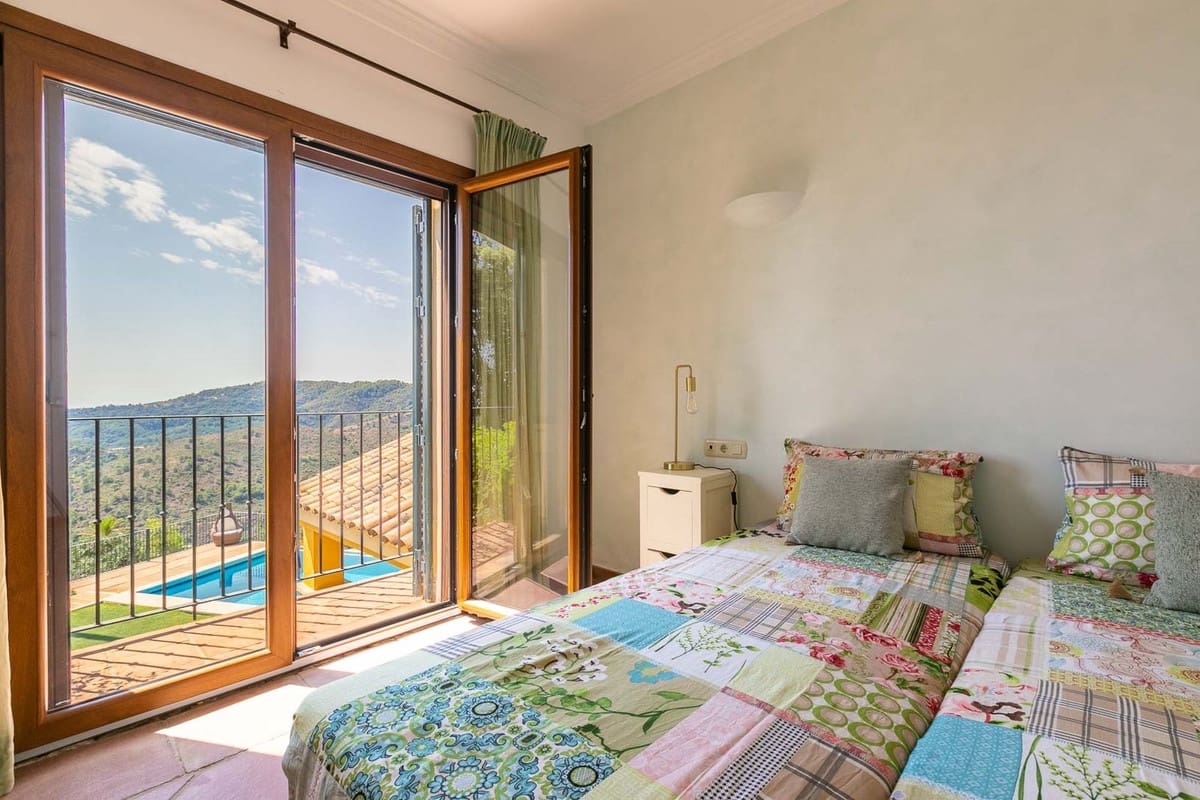 5 bedroom Villa for sale in Benahavis with garage - € 1,875,000 (Ref: 9079704)