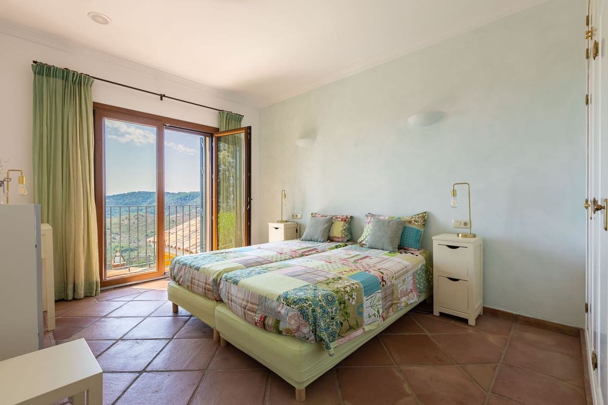 5 bedroom Villa for sale in Benahavis with garage - € 1,875,000 (Ref: 9079704)