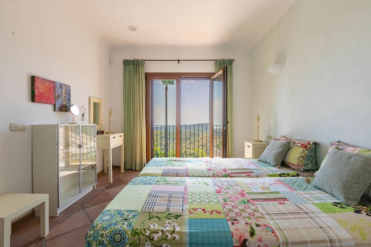 5 bedroom Villa for sale in Benahavis with garage - € 1,875,000 (Ref: 9079704)