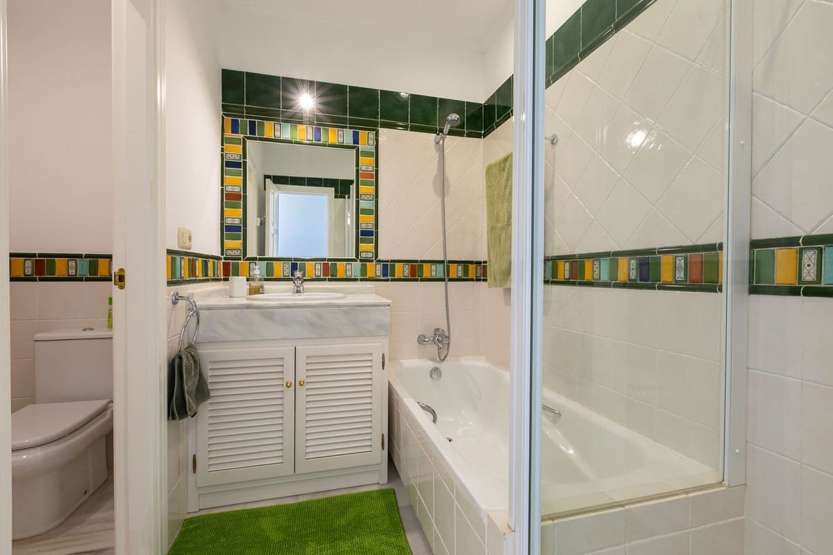 5 bedroom Villa for sale in Benahavis with garage - € 1,875,000 (Ref: 9079704)