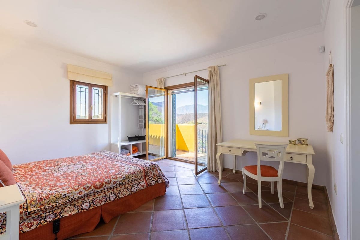 5 bedroom Villa for sale in Benahavis with garage - € 1,875,000 (Ref: 9079704)