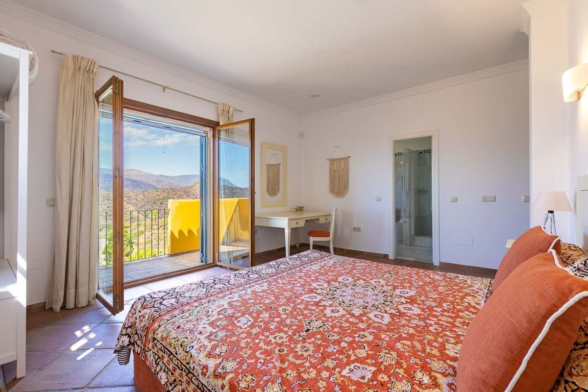 5 bedroom Villa for sale in Benahavis with garage - € 1,875,000 (Ref: 9079704)