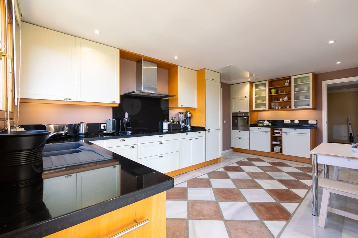 5 bedroom Villa for sale in Benahavis with garage - € 1,875,000 (Ref: 9079704)