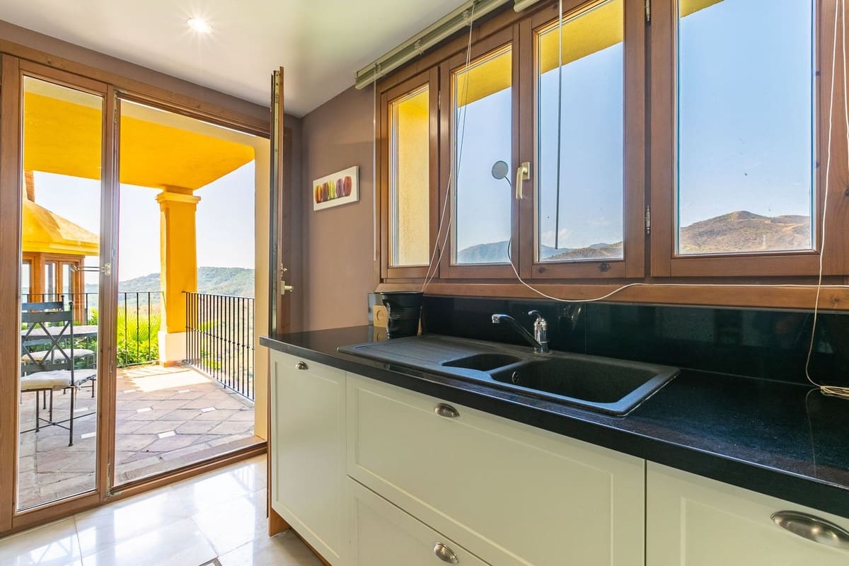 5 bedroom Villa for sale in Benahavis with garage - € 1,875,000 (Ref: 9079704)