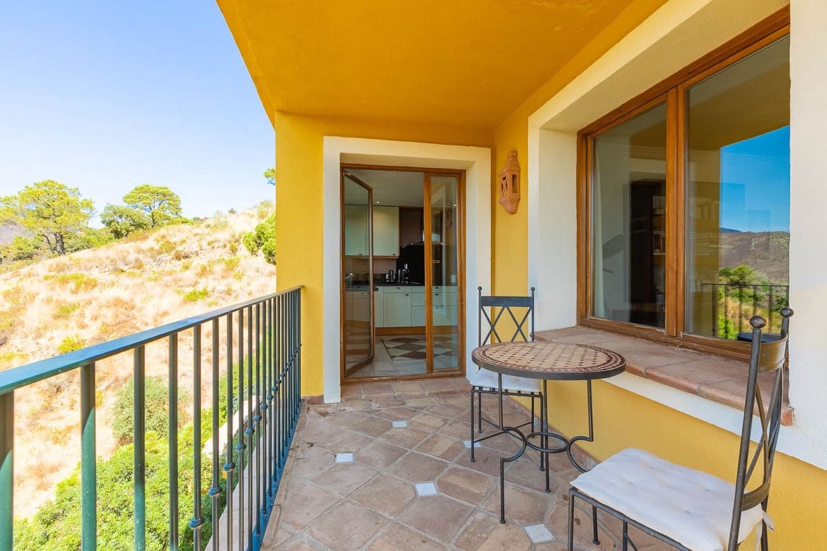 5 bedroom Villa for sale in Benahavis with garage - € 1,875,000 (Ref: 9079704)