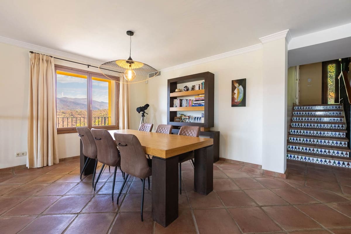 5 bedroom Villa for sale in Benahavis with garage - € 1,875,000 (Ref: 9079704)