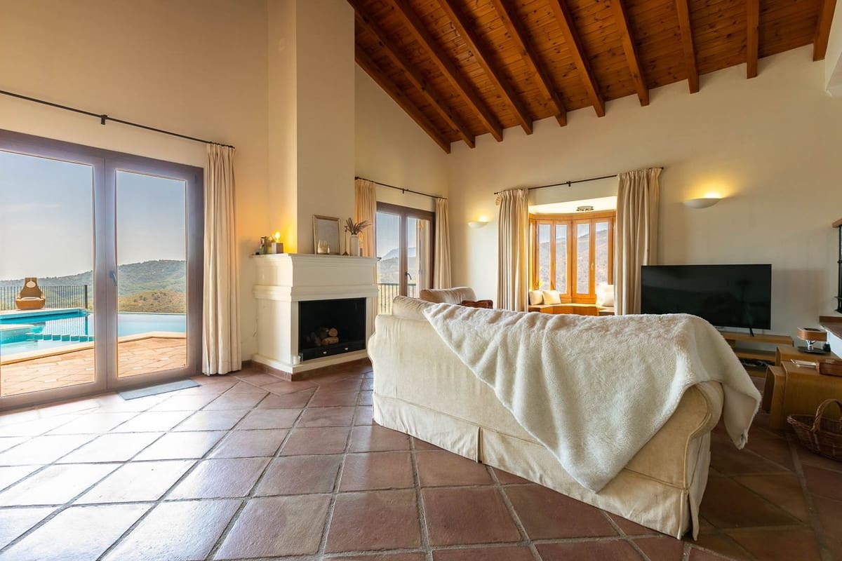 5 bedroom Villa for sale in Benahavis with garage - € 1,875,000 (Ref: 9079704)