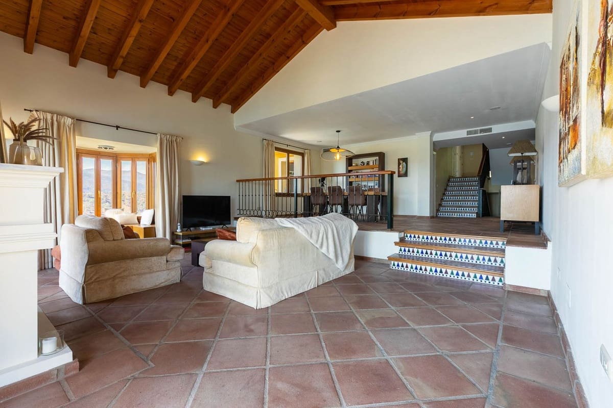 5 bedroom Villa for sale in Benahavis with garage - € 1,875,000 (Ref: 9079704)