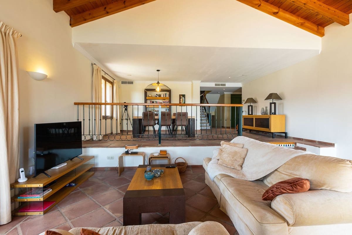 5 bedroom Villa for sale in Benahavis with garage - € 1,875,000 (Ref: 9079704)
