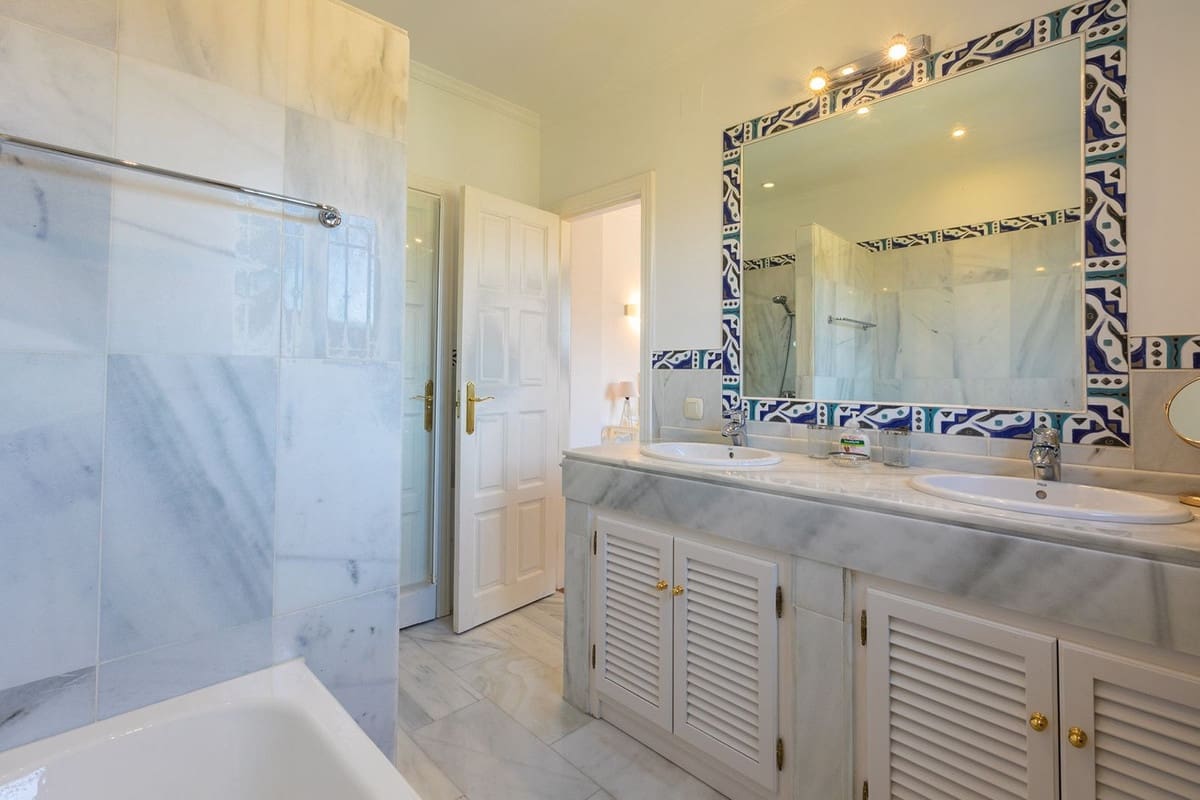 5 bedroom Villa for sale in Benahavis with garage - € 1,875,000 (Ref: 9079704)