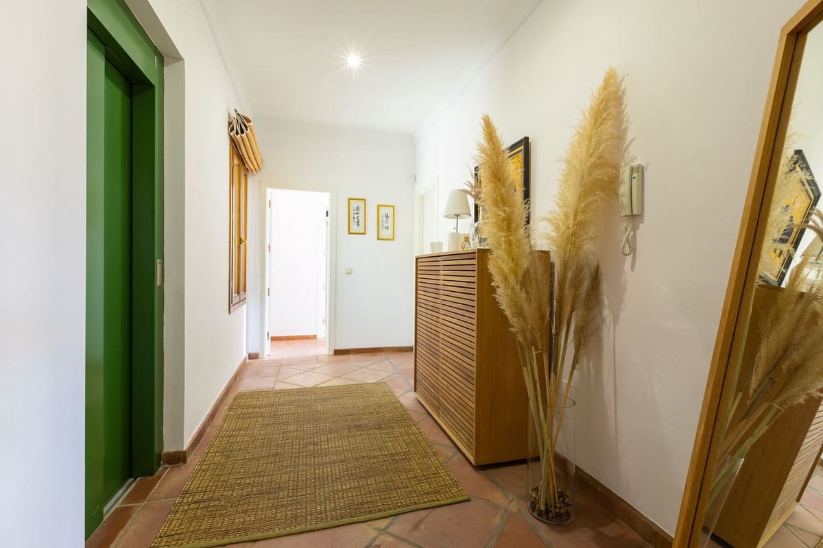 5 bedroom Villa for sale in Benahavis with garage - € 1,875,000 (Ref: 9079704)