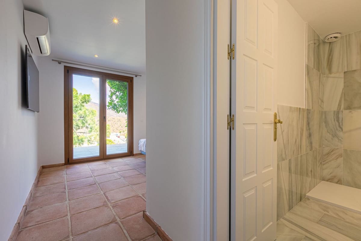 5 bedroom Villa for sale in Benahavis with garage - € 1,875,000 (Ref: 9079704)