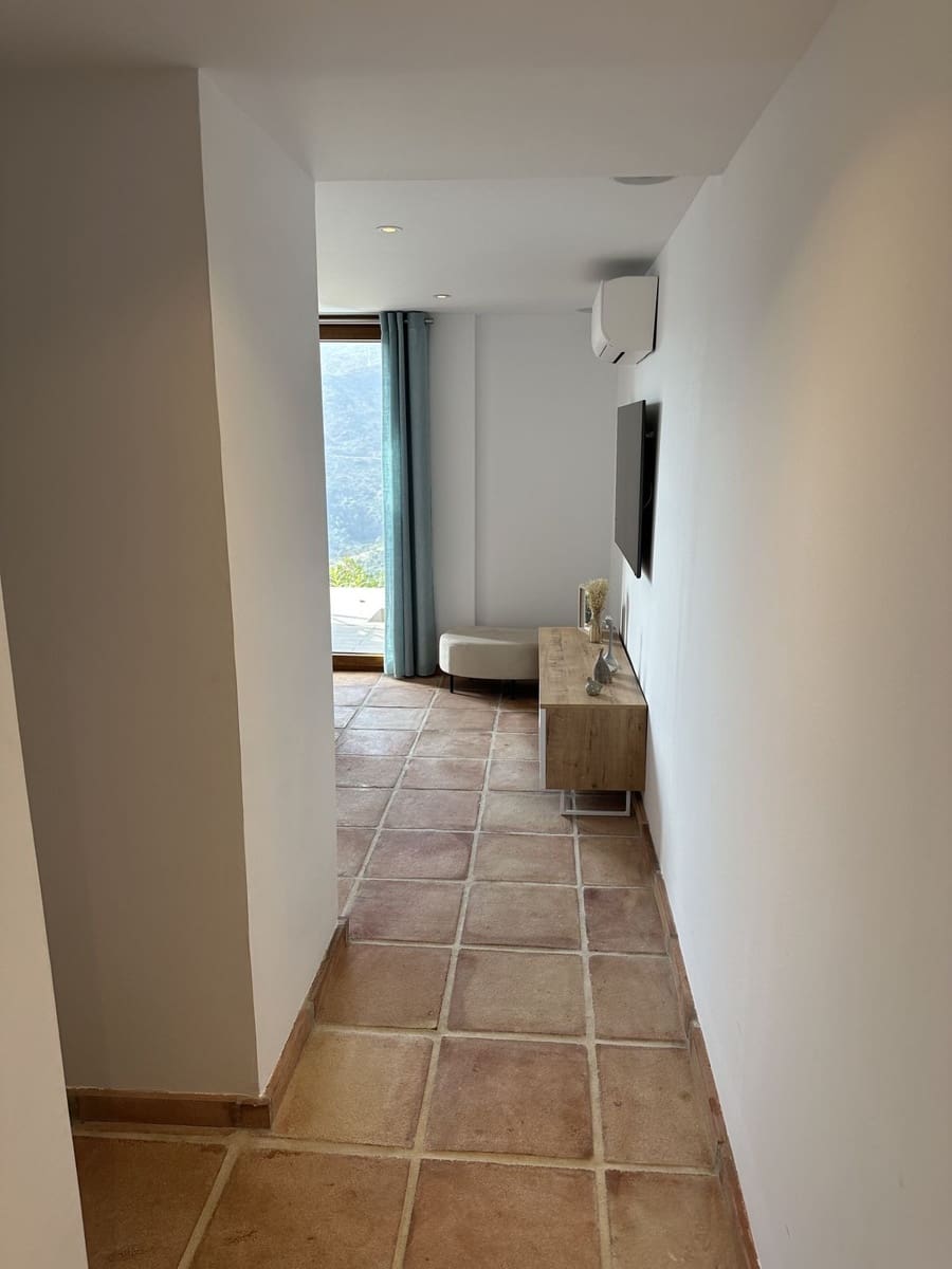 5 bedroom Villa for sale in Benahavis with garage - € 1,875,000 (Ref: 9079704)