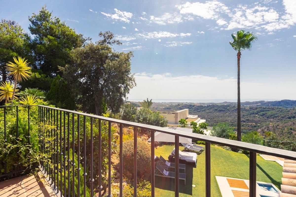 5 bedroom Villa for sale in Benahavis with garage - € 1,875,000 (Ref: 9079704)