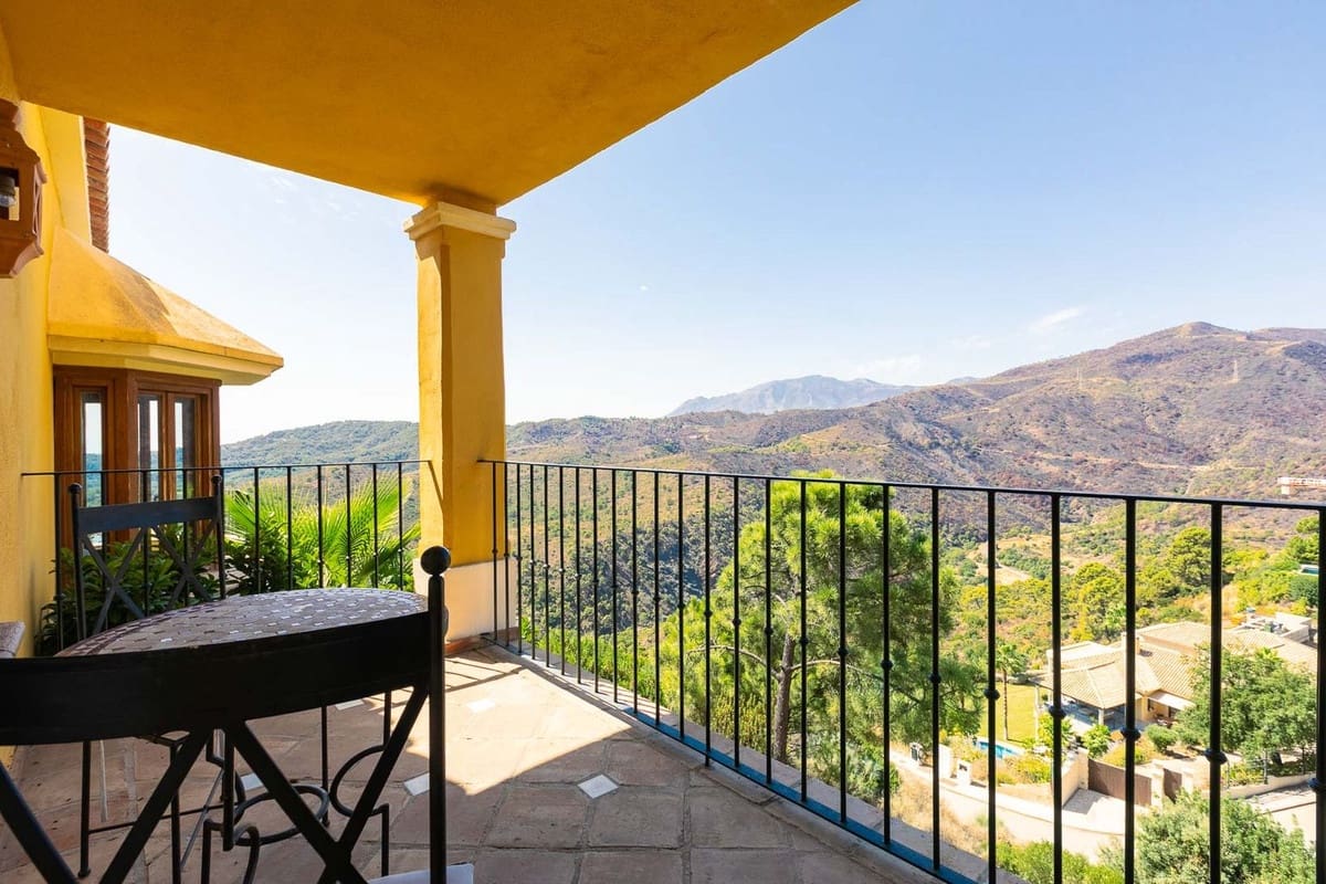 5 bedroom Villa for sale in Benahavis with garage - € 1,875,000 (Ref: 9079704)