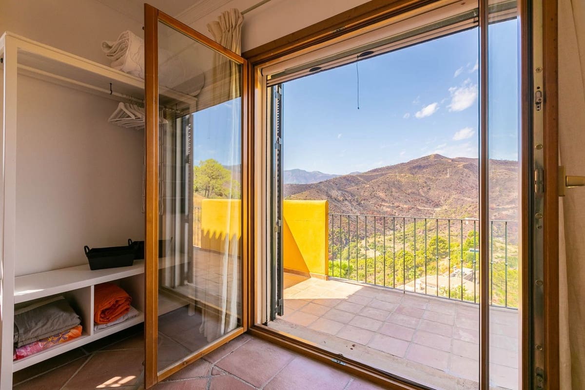 5 bedroom Villa for sale in Benahavis with garage - € 1,875,000 (Ref: 9079704)