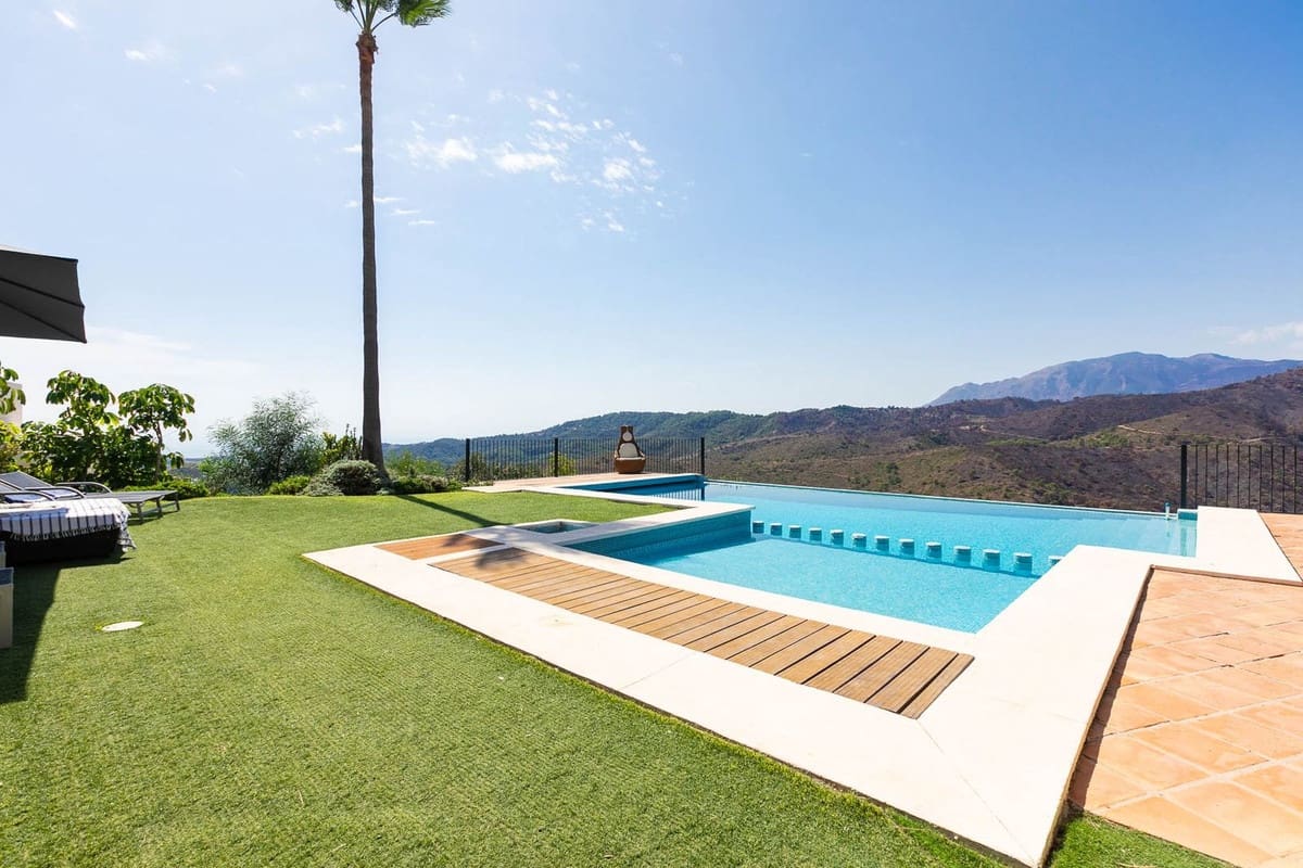 5 bedroom Villa for sale in Benahavis with garage - € 1,875,000 (Ref: 9079704)