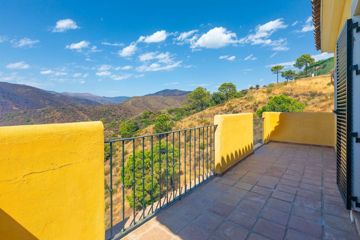 5 bedroom Villa for sale in Benahavis with garage - € 1,875,000 (Ref: 9079704)