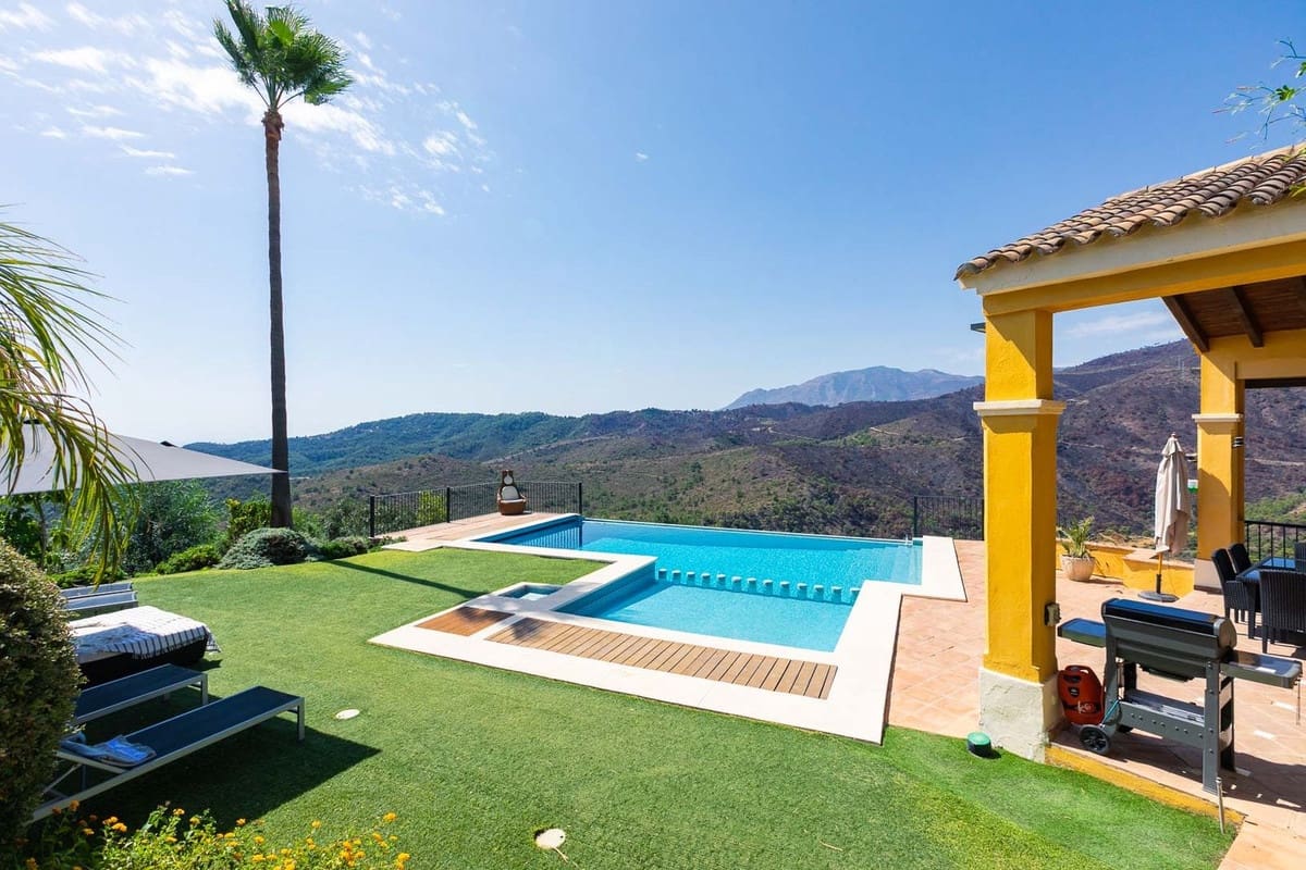 5 bedroom Villa for sale in Benahavis with garage - € 1,875,000 (Ref: 9079704)