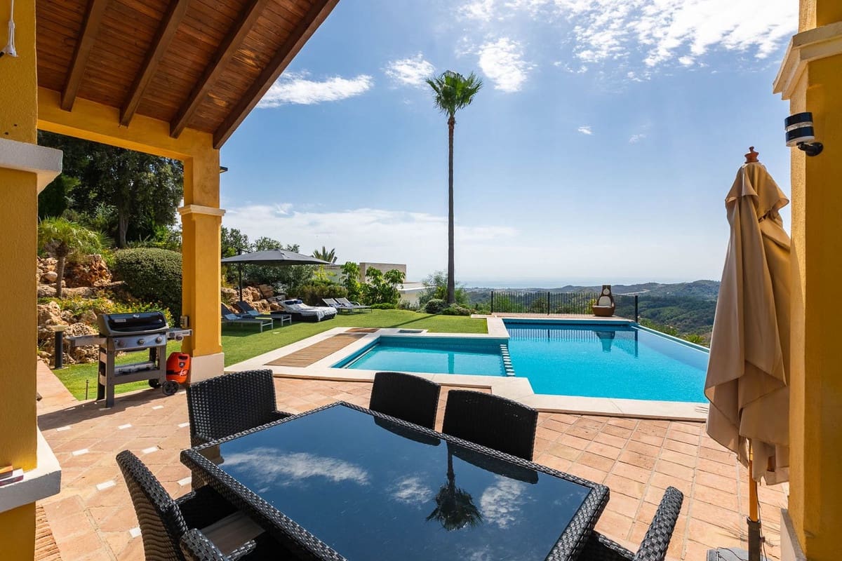 5 bedroom Villa for sale in Benahavis with garage - € 1,875,000 (Ref: 9079704)