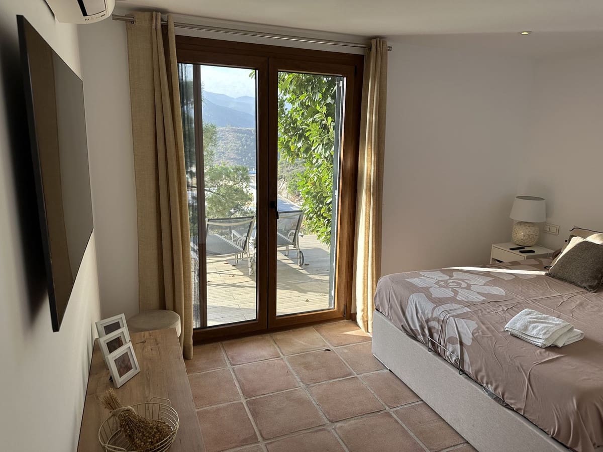 5 bedroom Villa for sale in Benahavis with garage - € 1,875,000 (Ref: 9079704)